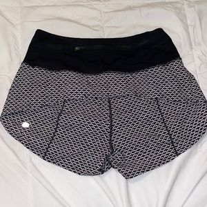 Lululemon speed up short high rise 2.5” black pattern size 4.